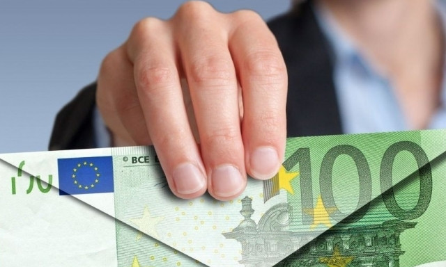 Заробітчани з України мають сплатити податки і подати декларацію