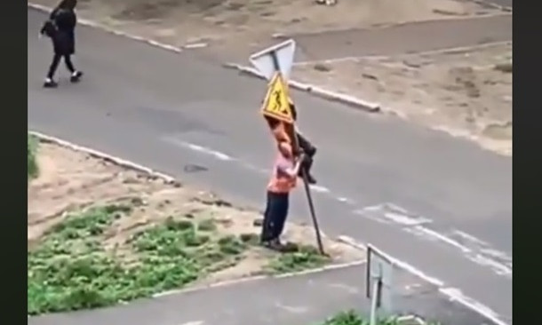 Установка дорожного знака в Одессе попала на видео, в Сети хохочут