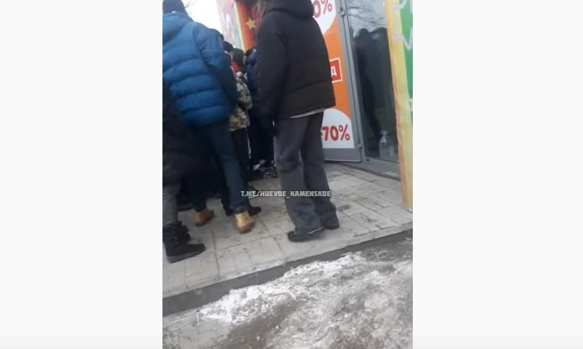 Под Днепром люди-дикари штурмовали магазин "секонда", не заметив упавшую женщину под ногами (ВИДЕО)