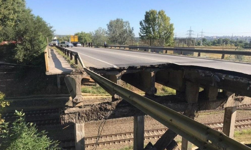 В Харькове обвалился автомобильный мост