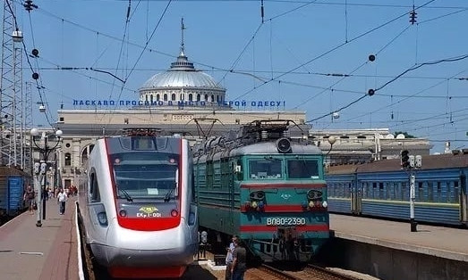 "Грязно, пошарпано" и растут грибы, зато шторки: "Укрзализныце" снова оскандалились своими вагонами (ФОТО)