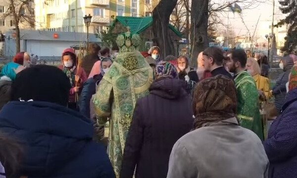 Чихать хотели на карантин: в Ровно УПЦ Московского патриархата провела массовую службу и освящение вербы (ВИДЕО)