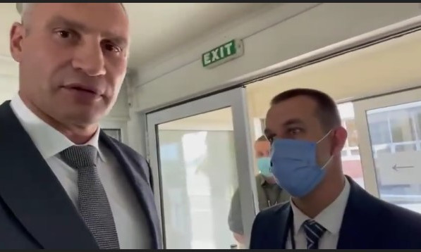 Виталия Кличко не пустили встречать Ангелу Меркель в аэропорту (ВИДЕО)