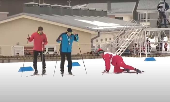Курьез: на видео попал зрелищный выигрыш лыжной гонки президентом Лукашенко после того, как его соперник упал трижды (ВИДЕО)