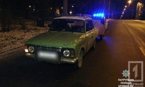 Криворожанин ножницами пробил капот полицейской машины