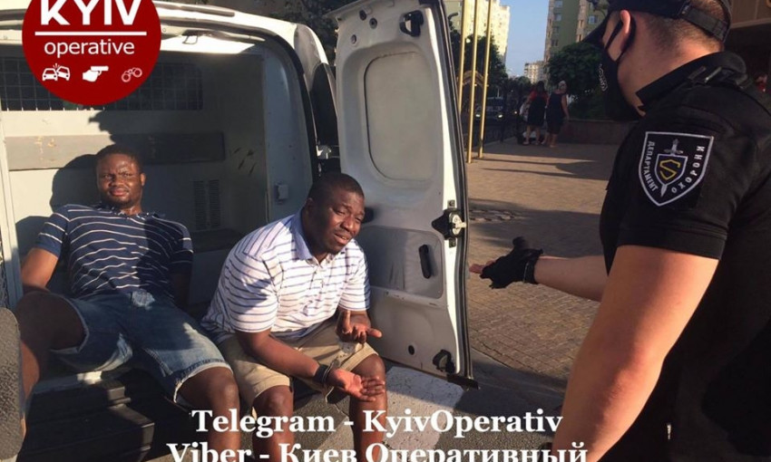 Пол Киевом двое темнокожих устроили ДТП в пьяном виде и сопротивлялись при задержании (ФОТО)