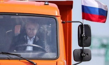 В сети отметили обреченность Путина в КАМАЗе(фото)