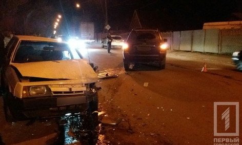 Пьяный мужчина на внедорожнике врезался в легковушку и пытался убежать пешком