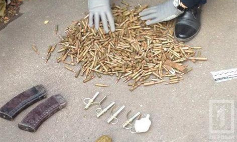 В Кривом Роге у мужчины нашли более 800 патронов и магазины к АК