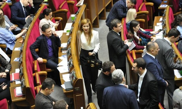 Брендовые вещи в парламенте: Славицкая показала сумочку за 2000 евро (ФОТО) 