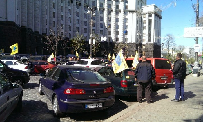Під Кабміном горять шини: чого вимагають українські водії від Гройсмана? (фото, відео)