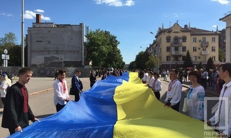 На параде вышиванок в Кривом Роге пронесли большой флаг Украины