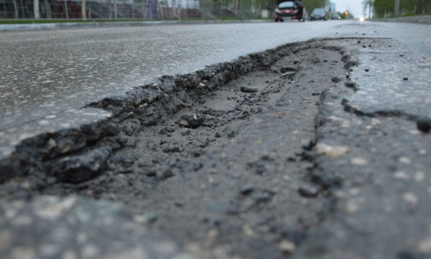 Дорога к городу Счастье, которую отмемонтировали год назад, уже полностью разбита (ФОТО)