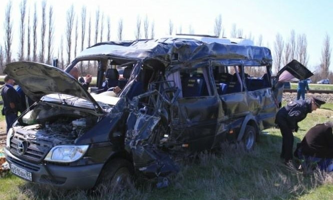 Смертельне ДТП в окупованому Криму: мікроавтобус з українцями зіткнувся з потягом