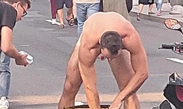 По Крещатику прогуливался доставщик еды - ну почти в костюме Адама