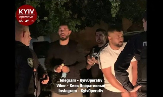 В Киеве горожанам не понравилось, что иностранцы выехали на тротуар: завязалась потасовка