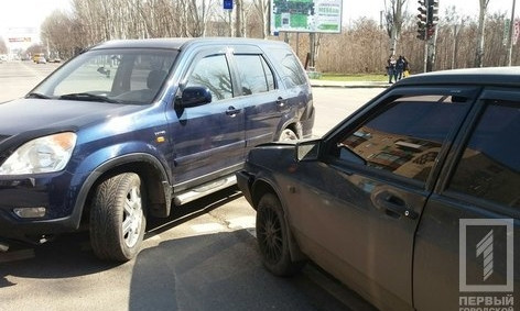 В центре города не разминулись "Lada Samara" и "Honda"
