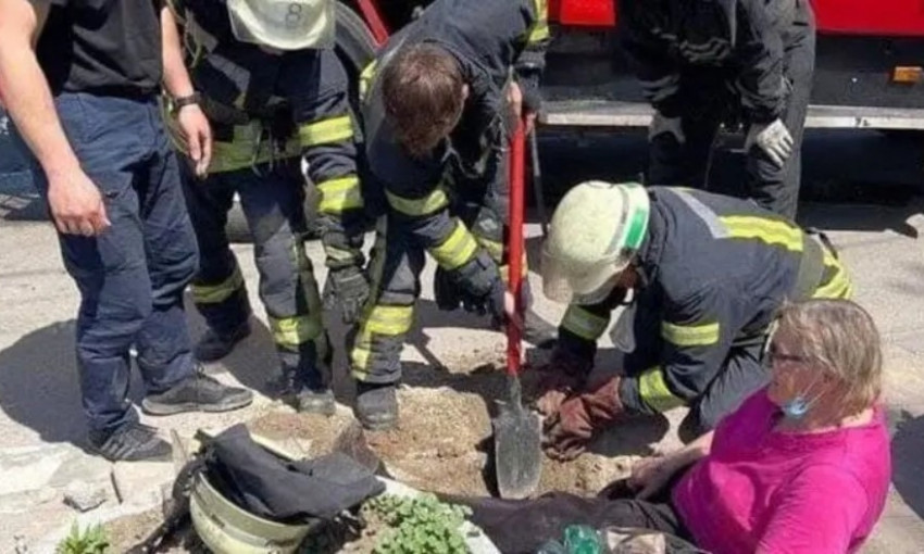 В Запорожье пожилая женщина провалилась под плиту посреди улицы (ФОТО)