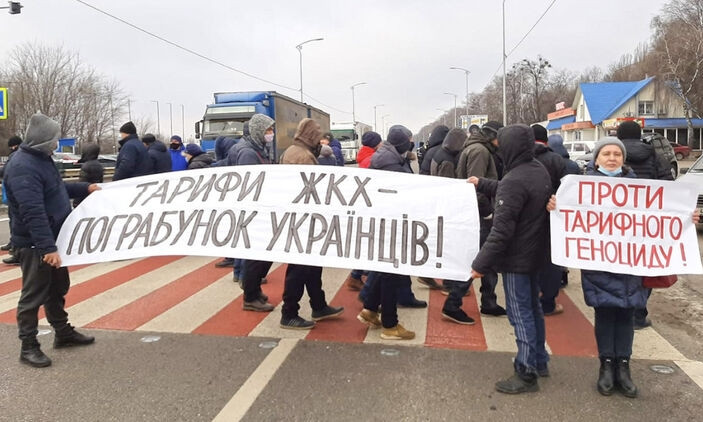 Во многих городах снова поднялась волна протестов против тарифов: люди врываются в горсоветы, несут свои платежки, перекрыто несколько трасс (ФОТО)
