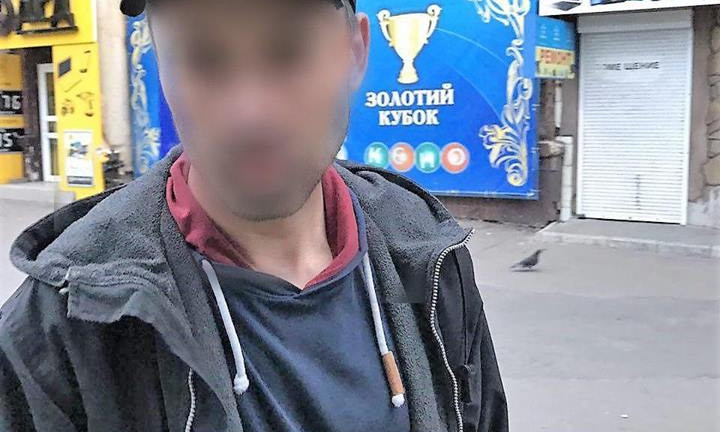 Ограбил, выбросил, убежать не успел: полицейские задержали грабителя