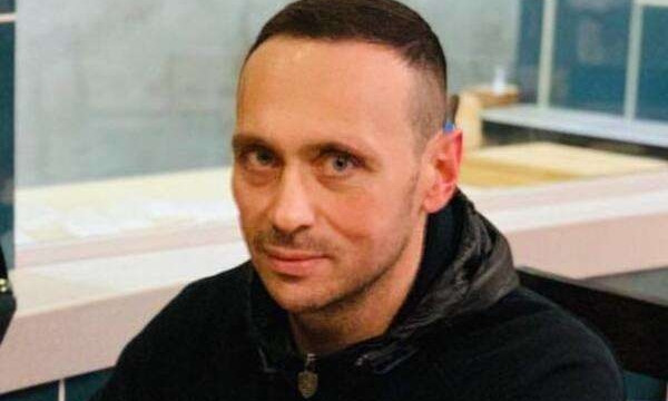 Смотрел кино, пока все дрались: во время переполоха в Раде депутат расслабленно смотрел сериал (ВИДЕО)