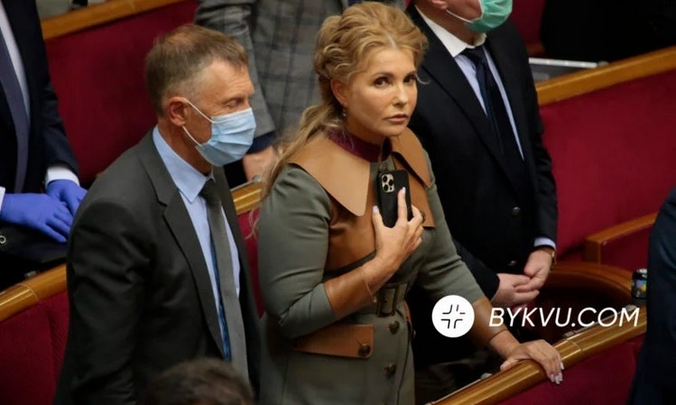 Засветив свою переписку с Ермаком, Юлия Тимошенко заклеила телефон специальным экраном, чтобы не подглядывали (ФОТО)