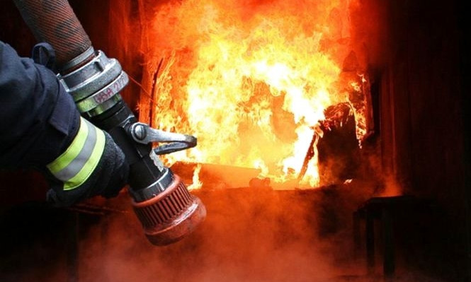 В Києві серед білого дня згорів дотла житловий будинок