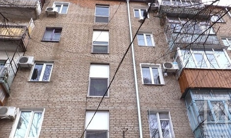 Криворожские копы спасли маленьких детей от падения с пятого этажа