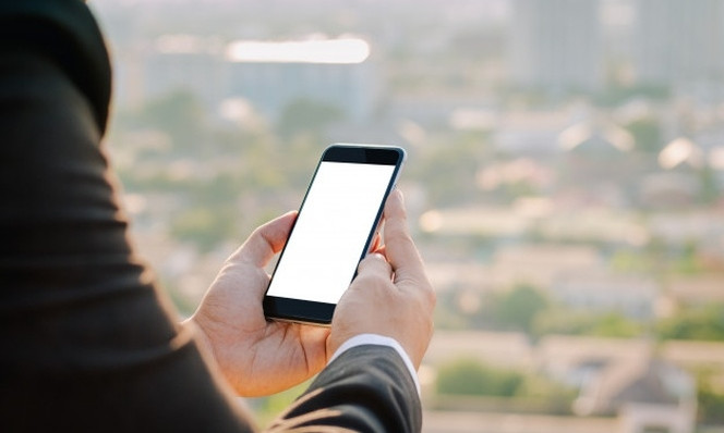 Сколько должен работать украинец, чтобы купить смартфон
