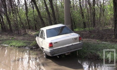 В Кривом Роге пьяный водитель врезался в столб