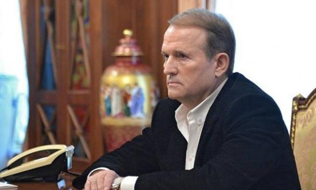В домашней коллекции Медведчука заметили уникальный фрагмент Библии Гутенберга: Германия просит поделиться информацией об этом фрагменте