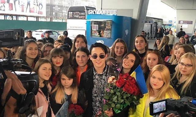 MELOVINA в столичному аеропорту зустріли півсотні прихильниць: фото