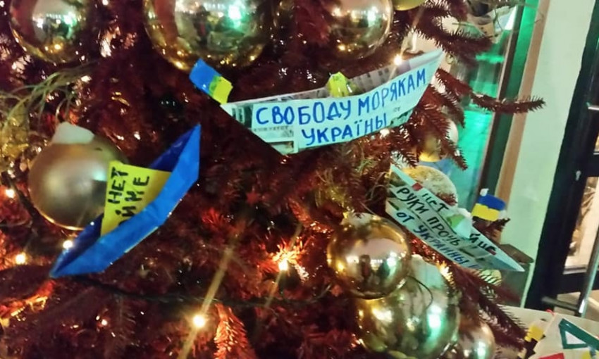 Московскую елку украсили сине-желтыми корабликами