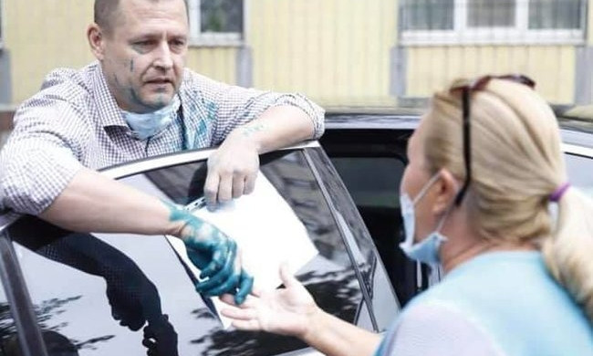 Мэра Днепра Филатова облили зеленкой на встрече с горожанами (ФОТО)