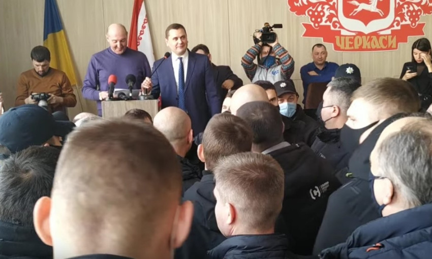 В Черкасском горсовете решили проучить депутата от "ОПЗЖ" и организовали ему синхронный перевод (ВИДЕО)