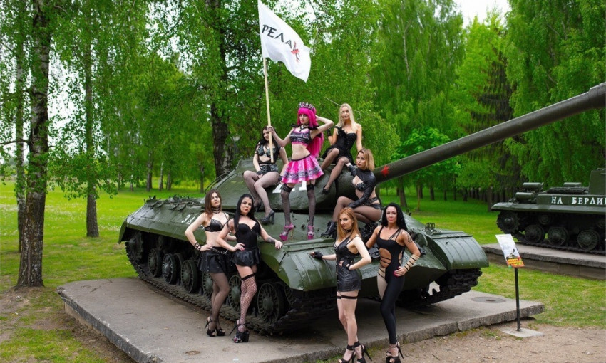 Белорусские стриптизерши поздравили своих почитателей "боевым" фото