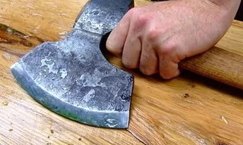 Криворожан, напавших с топором на семью, приговорили к 7 годам тюрьмы