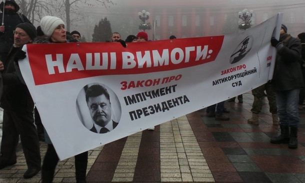 У столиці проходить мітинг проти діючої влади: оточено пам'ятник Шевченку