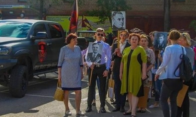 На параде в честь Дня Победы криворожанка увидела портрет своего дедушки у незнакомого парня