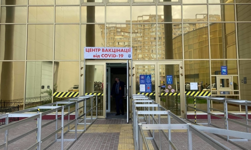 В Украине начали работу 50 центров массовой вакцинации