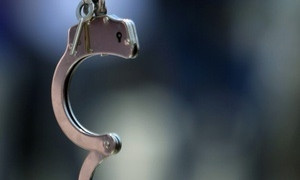 Бандит сбежал из-под стражи и отдубасил полицейских