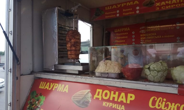 У зв'язку з масовим отруєнням, в Києві почались перевірки фаст-фудів: результати шокують!