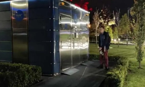 В Днепре гостя из Одессы заблокировало в современной уборной в сквере (ФОТО)