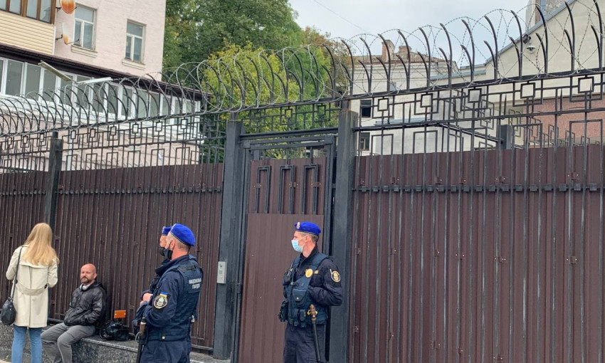 В Киеве проголосовать за депутатов Госдумы пришло минимум 40 человек, пикетчики сказали, что им в столице не рады (ВИДЕО)