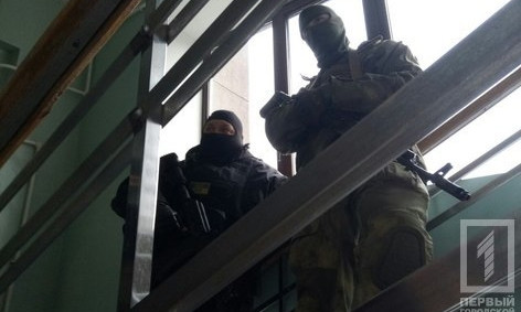В здании криворожского горисполкома проводят обыск вооруженные люди