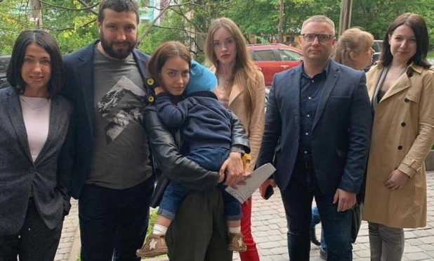 "Спал прямо на полу": украинке вернули ребенка, которого прятал отец-иностранец