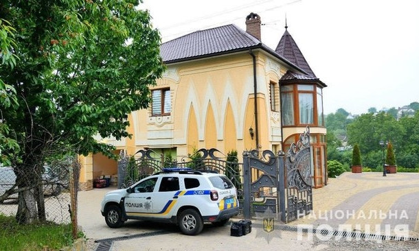 В Черновицкой области преступник во время побега начал отстреливаться по полицейским: преступник и двое полицейских ранены (ФОТО, ВИДЕО)