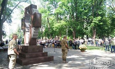 "Первые лица" Кривого Рога возложили цветы к памятнику павшим воинам АТО
