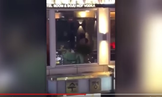 Відвідувачі пабу зняли на відео пару, яка займалася сексом в готелі навпроти: повчальне відео