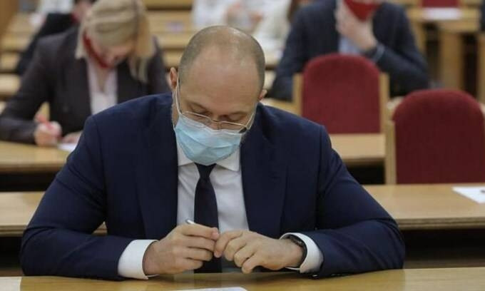 «Пациенты будут лежать на полу»: премьер-министр Украины выступает за введение тотального карантина